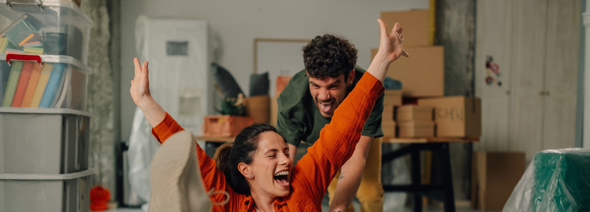 Gelukkig stel heeft plezier met kartonnen doos in nieuw huis