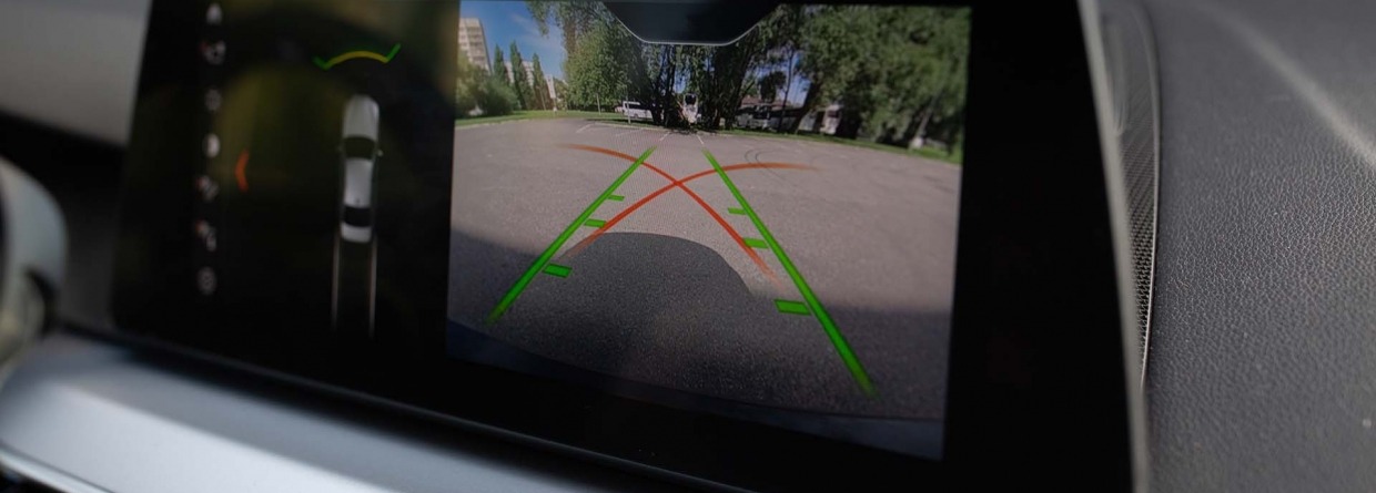 Monitor met parkeersysteem in moderne auto