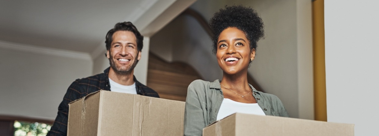 Een gelukkig stel verhuist naar hun nieuwe woning