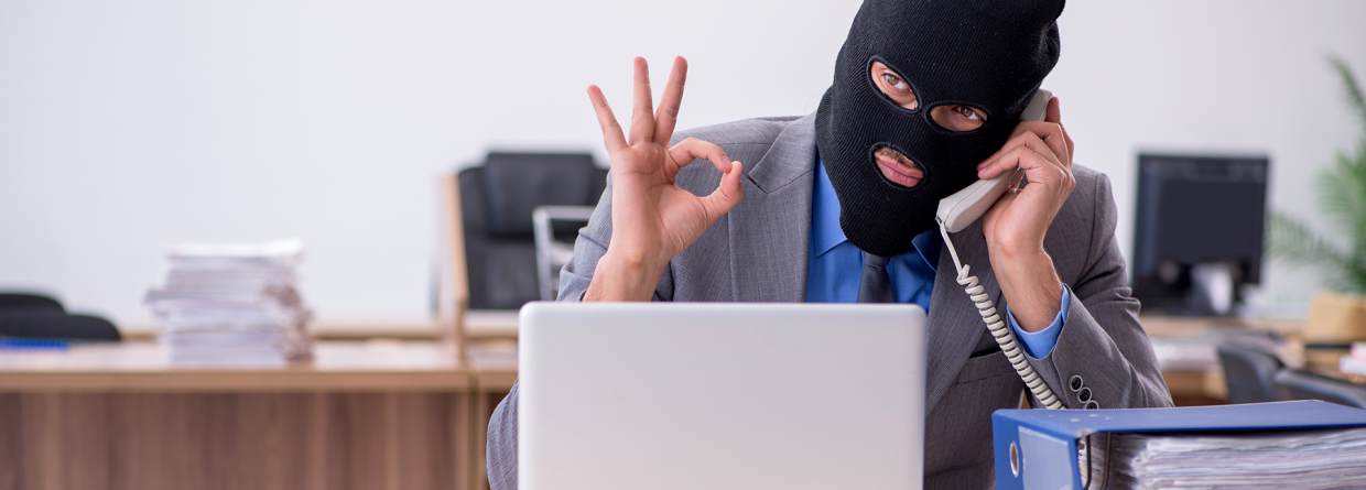 Fraude; jonge mannelijke medewerker fraudeert binnen het bedrijf