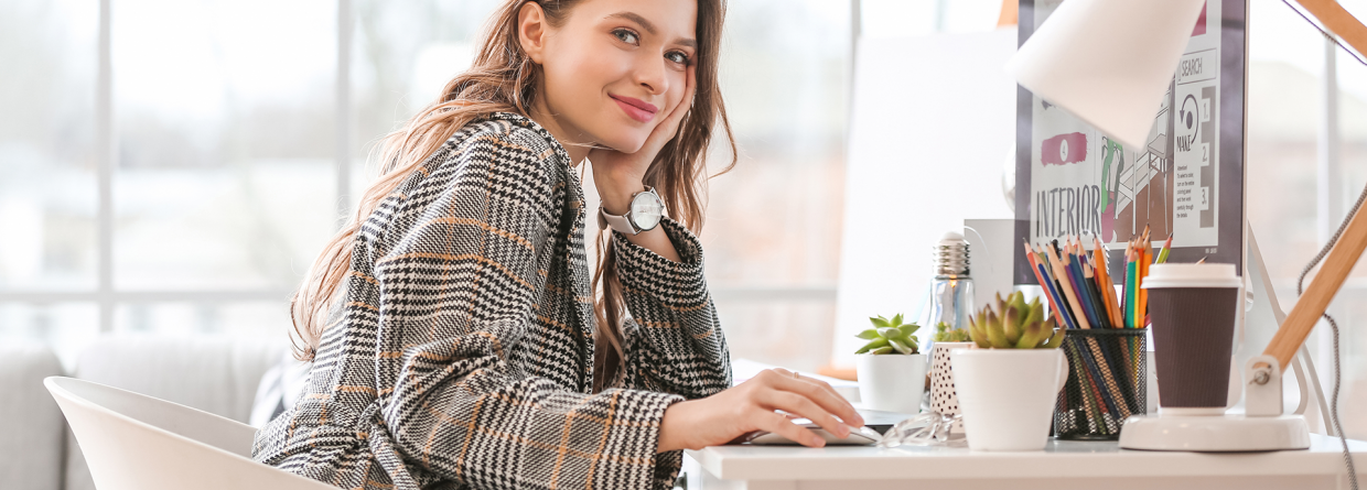 Vrouwelijke ondernemer aan het werk achter haar bureau en computer