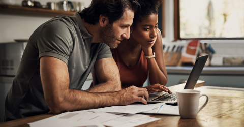 Stel achter laptop zbekijkt financiële zaken