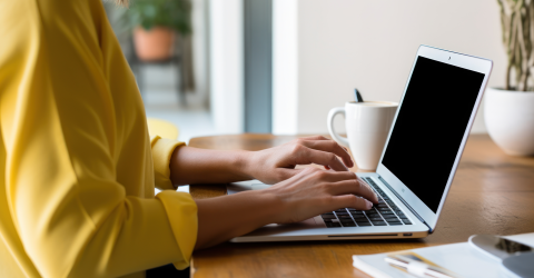 vrouw die vanuit huis werkt achter haar laptop