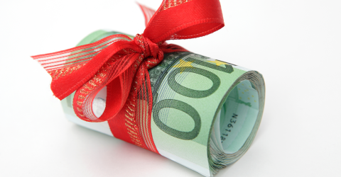 rolletje met briefjes van 100 euro met een rode strik er om