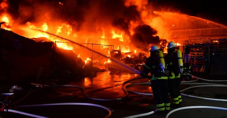 De brandweer blust de brand